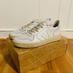 Veja V-10 Sneaker in Extra White